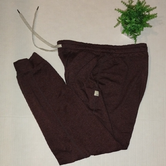 Vuori Pants - Vuori Performance Joggers. Womens Medium. Heathered Burgundy.